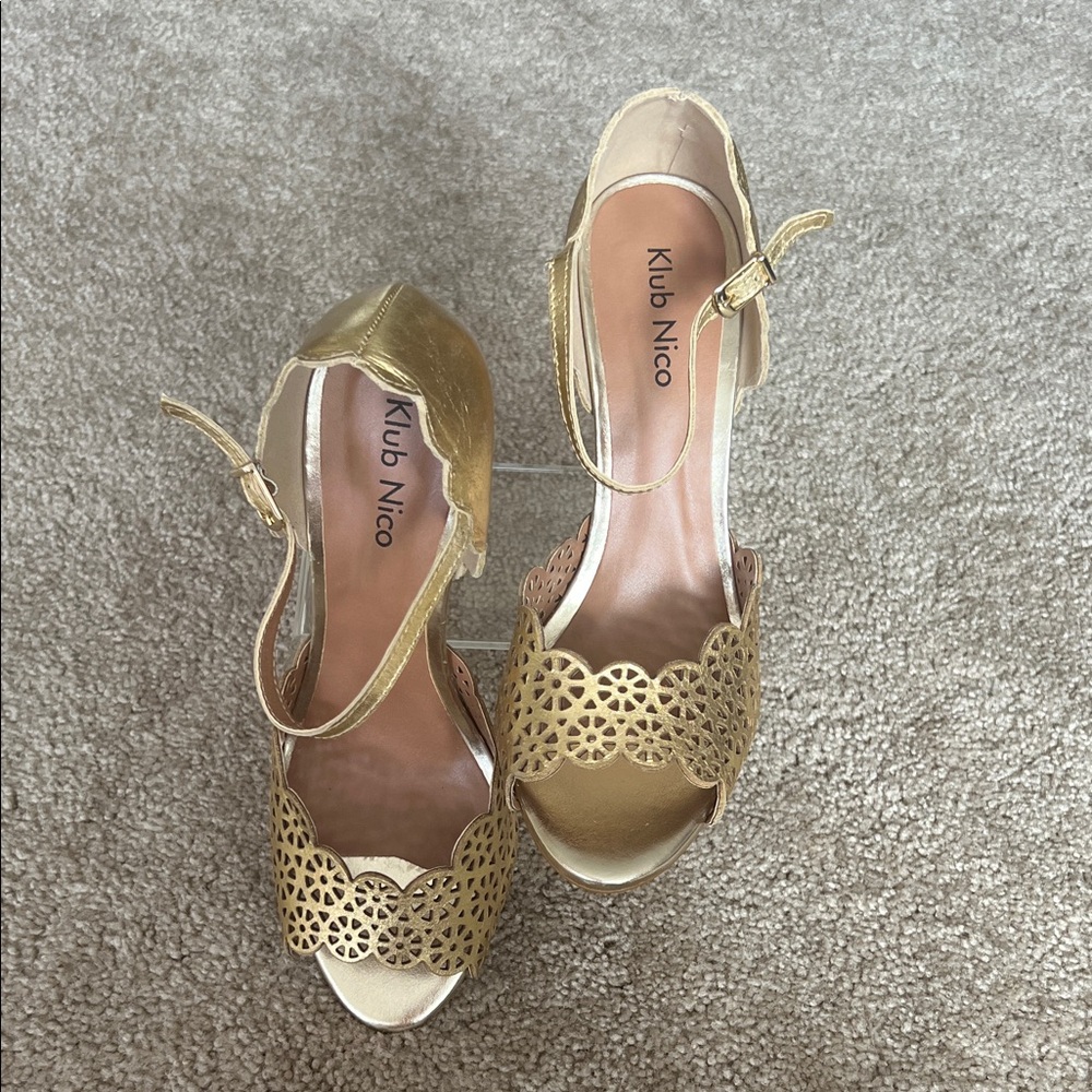 Chunky Heel Gold Leather Peep Toe Klub Nico Heels with Buckle Closure Size 9B
